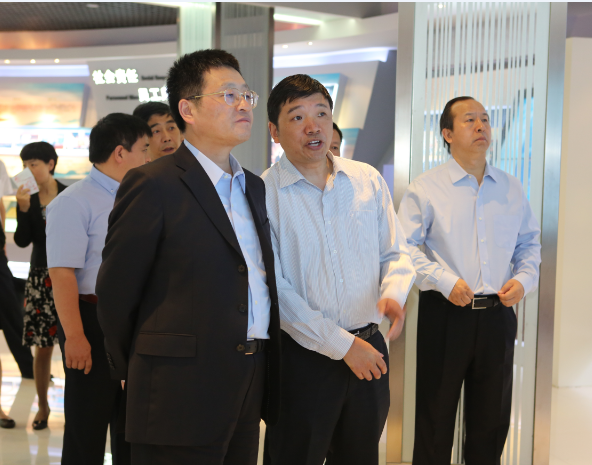 成都市委副书记、市长葛红林一行赴云天化交流