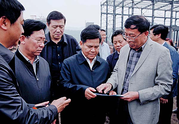 云南省委副书记、省长李纪恒到水富云天化调研