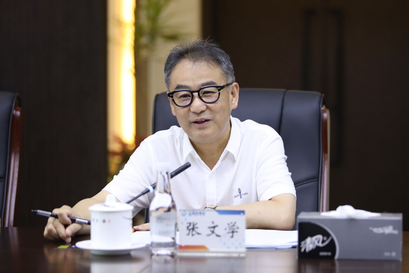 华夏银行昆明分行行长赵草梓一行到访禁忌书屋
参观交流